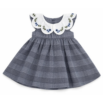 Vestido a rayas, cuello redondo