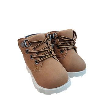 Botas café para niño